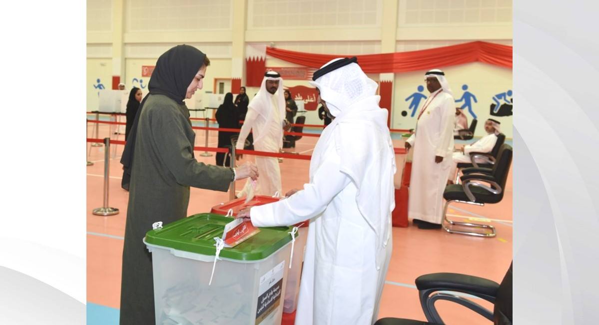 سعادة الأستاذة هالة الأنصاري الأمين العام للمجلس الأعلى للمرأة تدلي بصوتها في الجولة الثانية للانتخابات النيابية والبلدية 2018