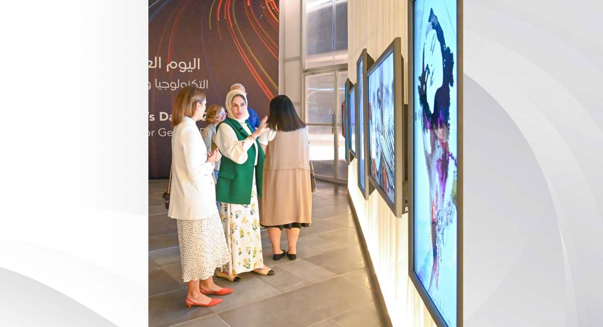 بالتعاون مع الأمم المتحدة وبمناسبة اليوم العالمي للمرأة . . "الأعلى للمرأة" يقيم معرضاً رقمياً يتضمن لوحات لصاحبة السمو الملكي قرينة العاهل المعظم