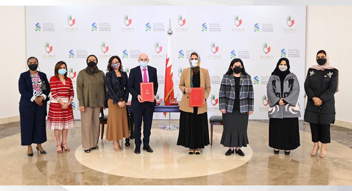 الأعلى للمرأة وستاندرد تشارترد يعززان تعاونهما لدعم مشاركة المرأة الاقتصادية واستقرارها الأسري