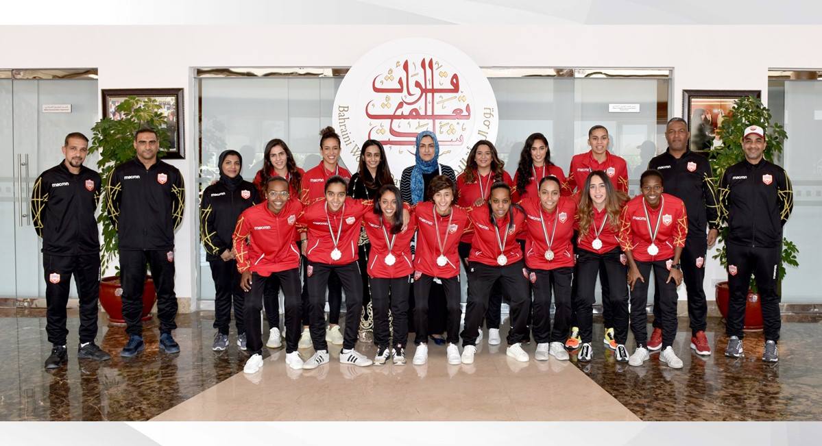 أ. هالة الأنصاري تستقبل رئيسة ولاعبات منتخب كرة القدم