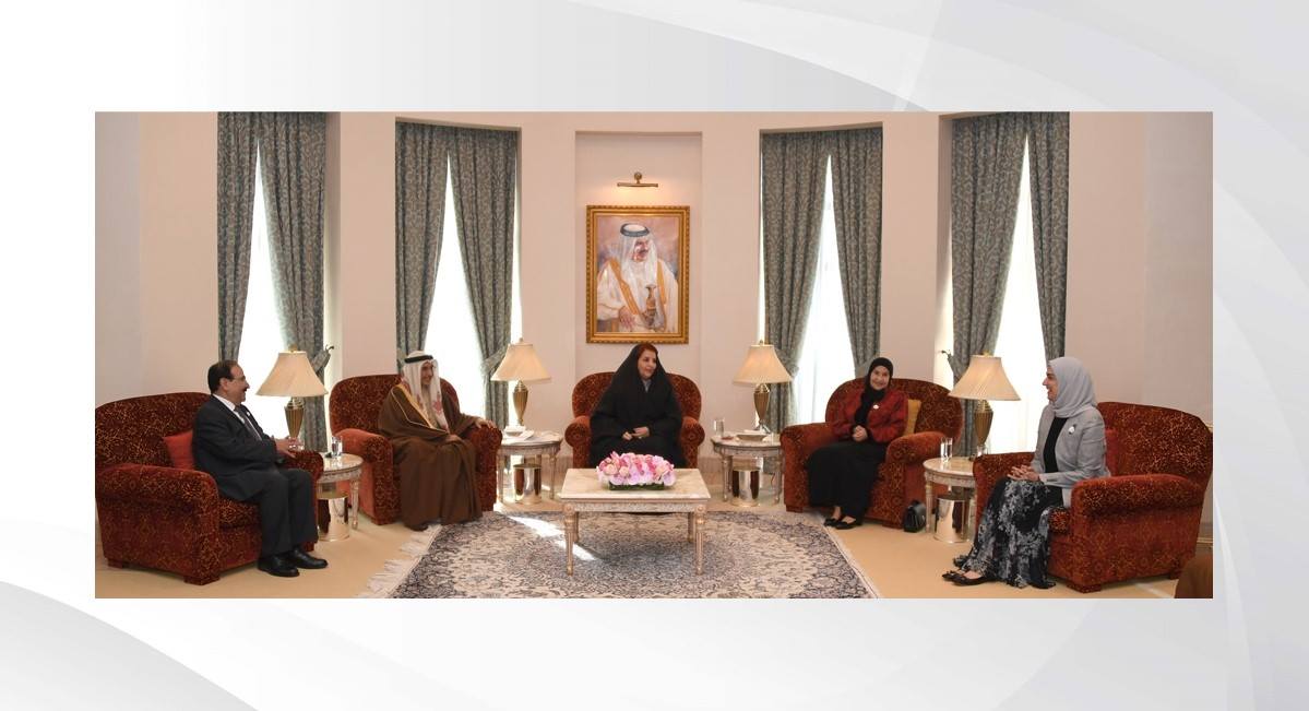 أشادت بدعم الجهات الداعمة .. قرينة عاهل البلاد المفدى تتسلم التقرير الختامي ليوم المرأة البحرينية 2017