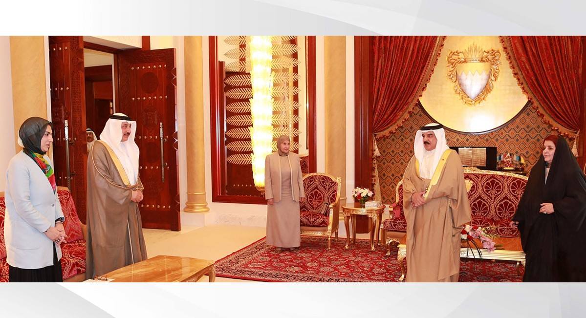 عاهل البلاد المفدى يستقبل رئيسة المجلس الأعلى للمرأة وأعضاء اللجنة الوطنية لمتابعة تنفيذ النموذج الوطني بإدماج احتياجات المرأة في برنامج عمل الحكومة