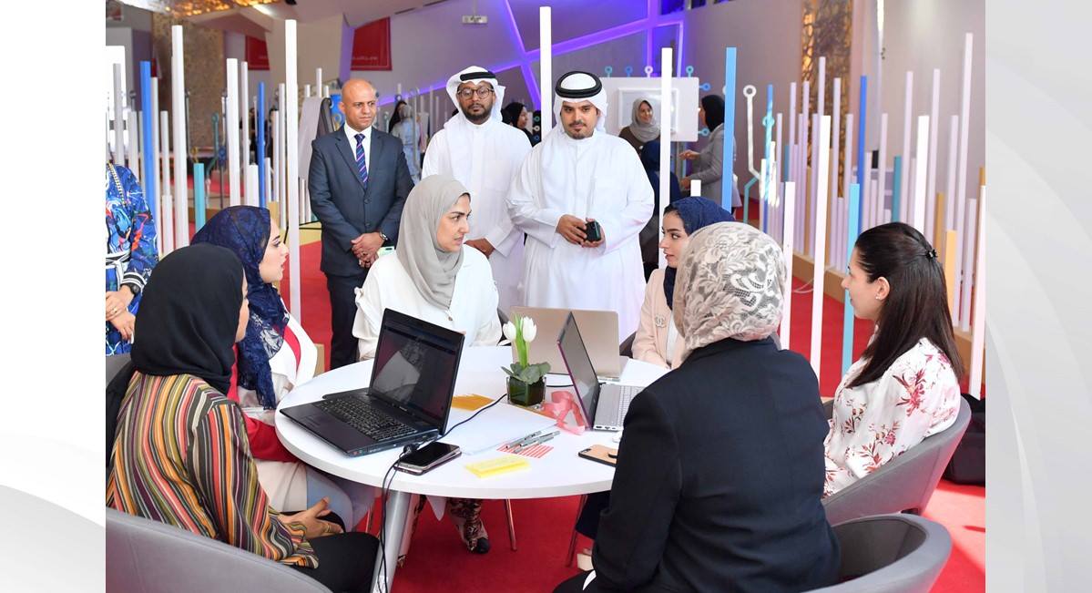 الأنصاري تتفقد الفرق المشاركة في الهاكاثون العملي للمرأة البحرينية