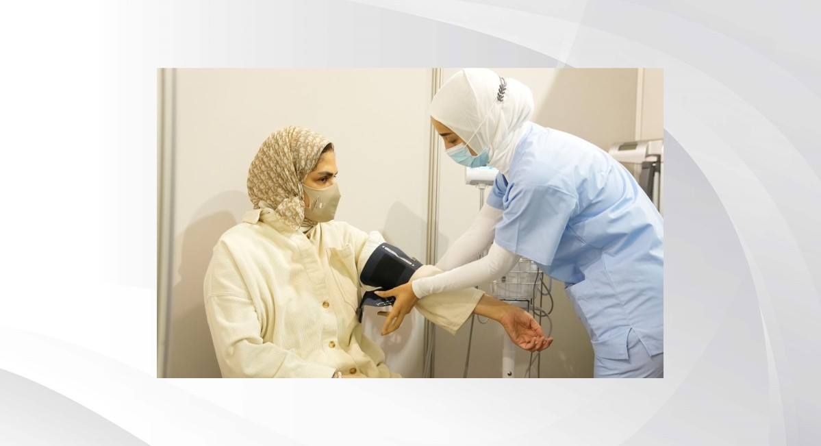 الأنصاري لدى تلقيها لقاح كورونا: دور بارز للمرأة في التوعية بضرورة أخذ اللقاح