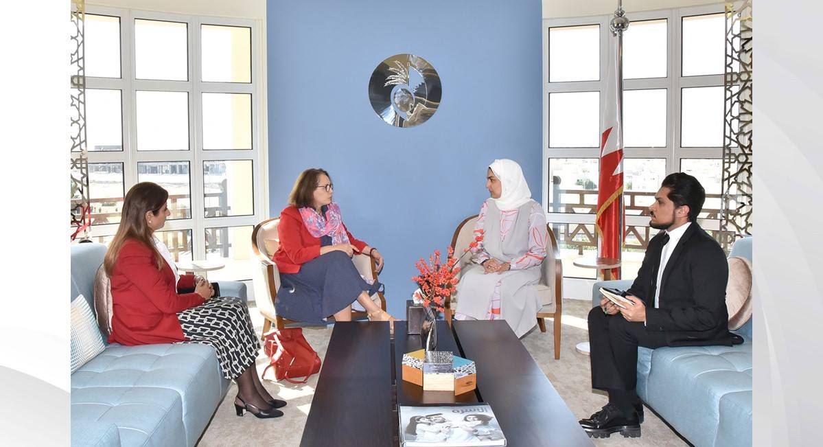 الأنصاري تستقبل رئيسة جمعية الصداقة الفرنسية البحرينية