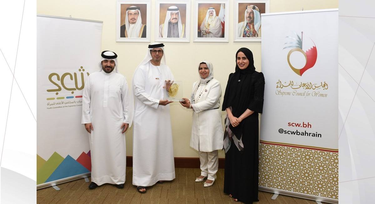 برنامج "سفراء وطني الإمارات" يشيد بإنجازات المرأة البحرينية