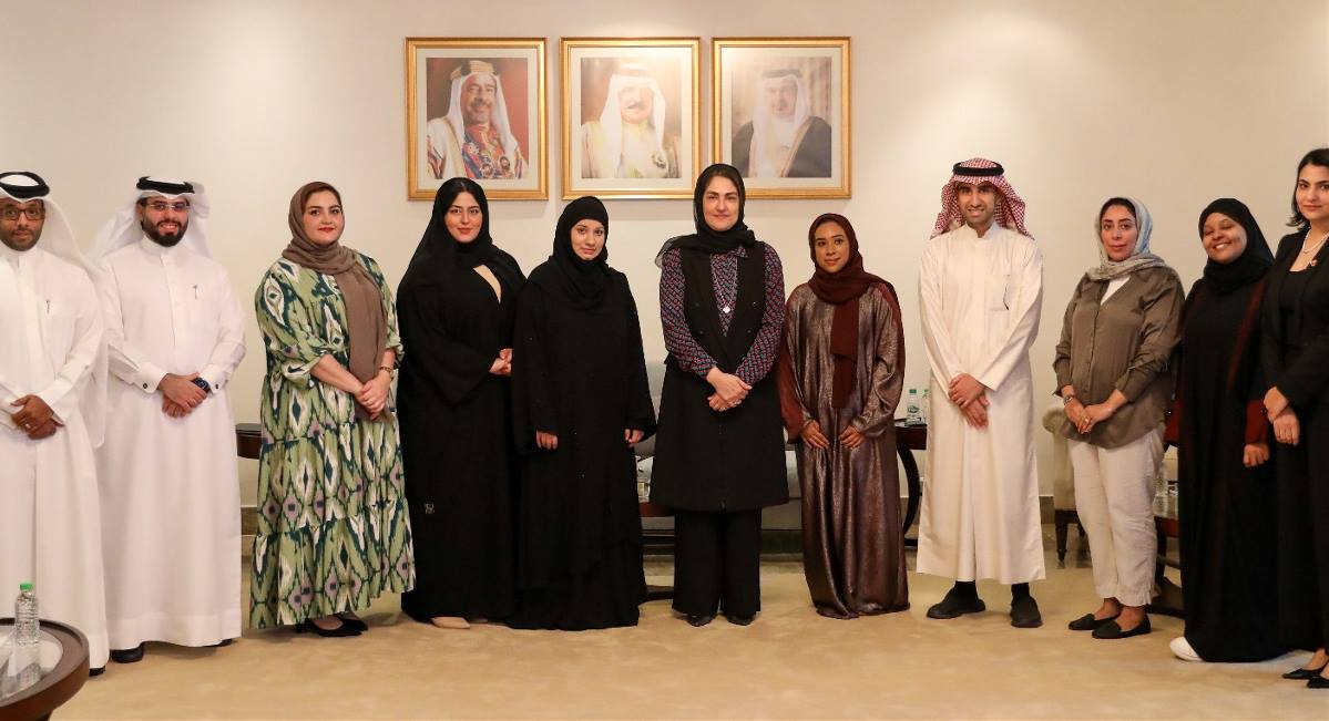 الأنصاري تكرّم أعضاء لجنة "شباب المجلس" وتبحث معهم سبل التطوير